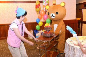高雄生日抓週派對魔術氣球表演+可愛人偶拉拉熊+互動遊戲主持 (1)