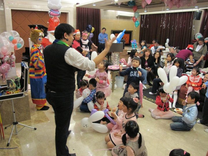 高雄生日派對魔術表演+小丑氣球表演+佈置 (1)