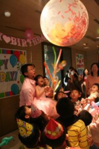 高雄生日派對魔術表演+遊戲互動+爆破氣球 (1)